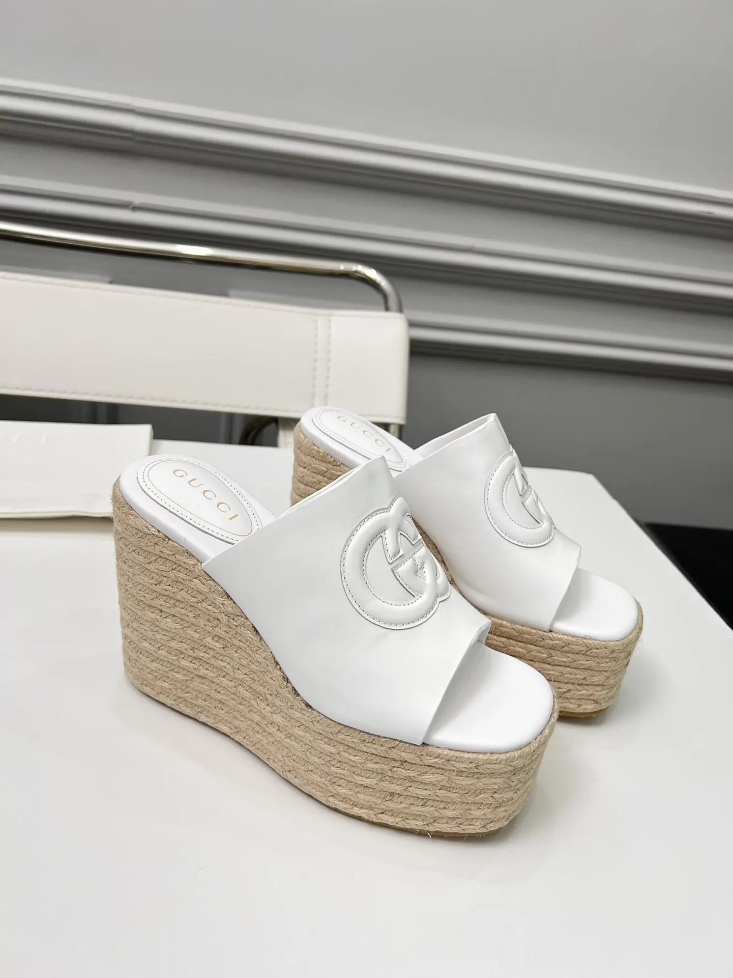 👟👟Ex-factory price 460👟👟 Gucci’s new slippers, fashionable, high-end and full of personality✅ Very stable, comfortable and durable for daily use, convenient and unique for daily matching, a must-have classic for summer, the upper is made of GUCCI brand stitching Fabric: cowhide Lining/feet: sheepskin Platform height: 11cm Color: black, white, brown, burgundy, pink Code number: 35-42 (41 and 42 need to be customized) Packaging: Comes with cloth bag and card.